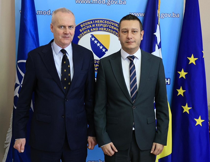 САРАЈЕВО, 5. ФЕБРУАРА /СРНА/ - БиХ није суочена са притисцима из Брисела када је ријеч о чланству у НАTО-у, а сарадња са Алијансом одвија се искључиво у оквиру постојећих партнерских механизама - без наметања политичких одлука, поручио је замјеник министра одбране у Савјету министара Александар Гогановић након састанка са помоћником генералног секретара Алијансе Борисом Ругеом.