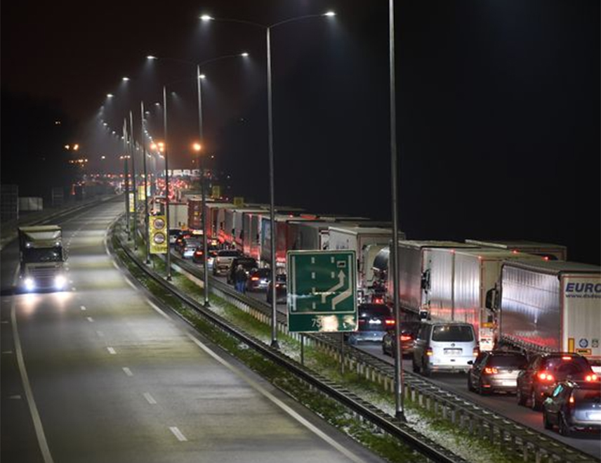 БЕОГРАД, 5. ФЕБРУАРА /СРНА/ - Теретна возила на излазу из Србије на граничном прелазу Хоргош чекају пет часова, а на Сремској Рачи два, саопштено је из Ауто-мото савеза Србије.