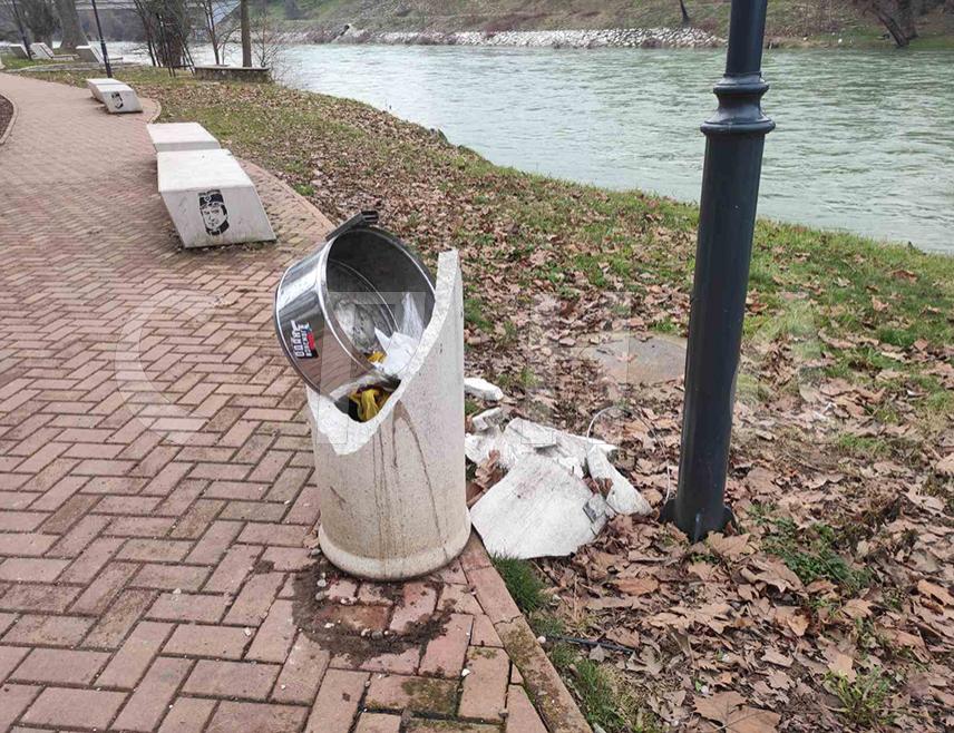 БАЊАЛУКА, 6. ФЕБРУАРА /СРНА/ - Уништена је бетонска канта на шеталишту код бањалучког Зеленог моста због чега становници насеља Обилићево очекују радовније контроле надлежних градских и органа реда, јер се годинама на том потезу оштећује и други заједнички инвентар.