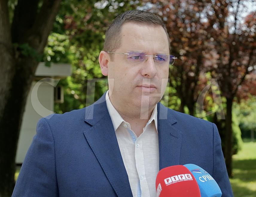 БАЊАЛУКА, 6. ФЕБРУАРА /СРНА/ - СНСД је дошао до поузданих информација да су из Централне изборне комисије /ЦИК/ БиХ, политичког Сарајева и опозиције из Републике Српске направили договор с циљем да предсједничког кандидата ове странке Синишу Карана скину са гласачког листића, дисквалификују и да на поновљеним пријевременим изборима за њега не буде могуће гласати, рекао је портпарол СНСД-а Радован Ковачевић.