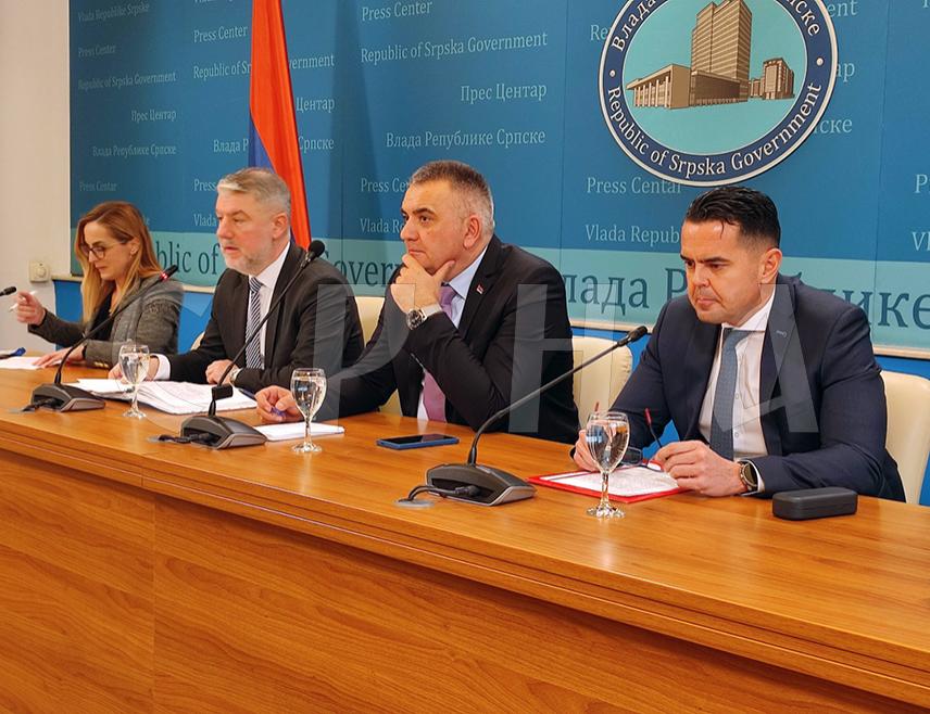 БАЊАЛУКА, 6. ФЕБРУАРА /СРНА/ - Предсједник Владе Републике Српске Саво Минић изјавио је да је документ о 100 дана рада Владе темељан и да се у њему тачно зна шта и које министарство ради и у ком периоду.