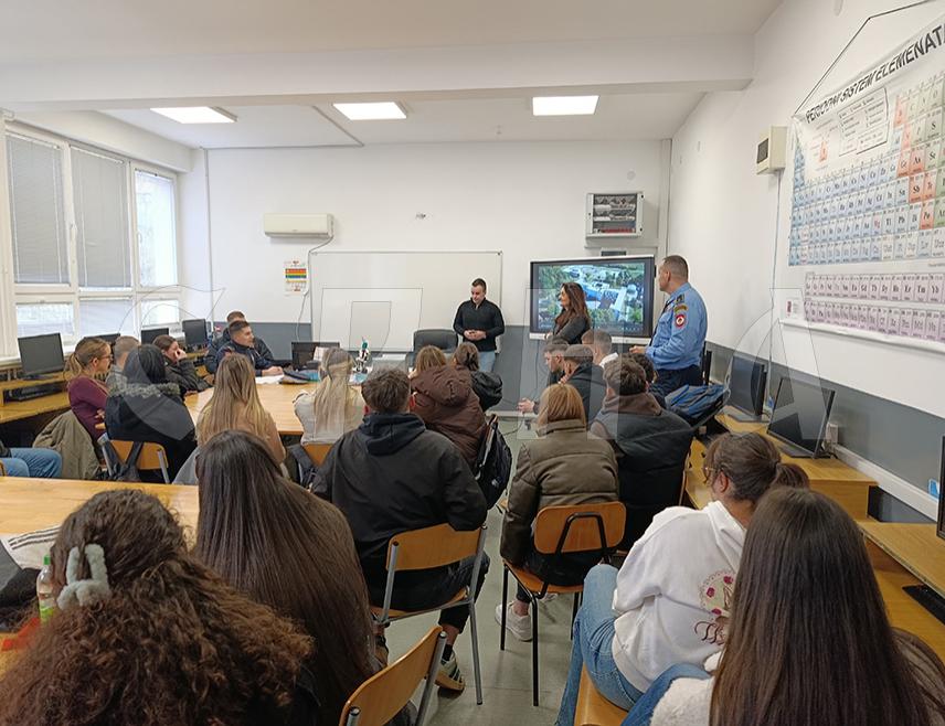 МРКОЊИЋ ГРАД, 6. ФЕБРУАРА /СРНА/ - Ученицима завршних разреда Средњошколског центра и Гимназије у Мркоњић Граду данас је организована промоција јавног конкурса за упис кадета у 29. класу Полицијске академије.