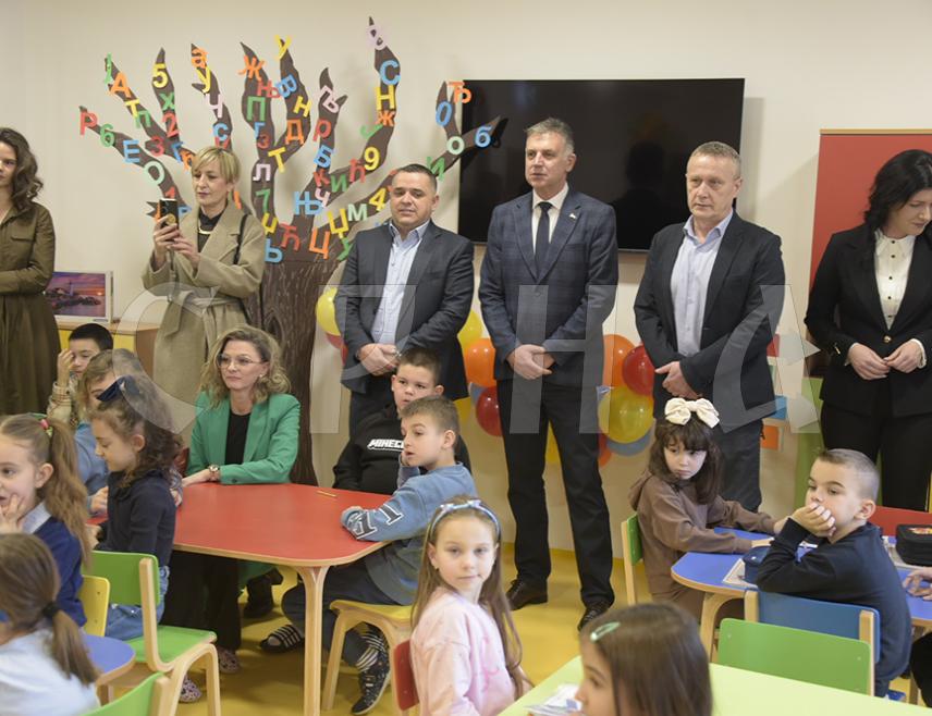 ЛАКТАШИ, 6. ФЕБРУАРА /СРНА/ - Отворене су новоизграђене просторије за продужени боравак у Основној школи "Младен Стојановић" у Лакташима, а цјелокупан пројекат у којем ће боравити 60 ученика вриједан је 650.000 КМ и у потпуности га је финансирао град.