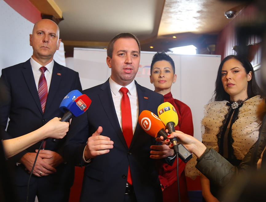 БАЊАЛУКА, 6. ФЕБРУАРА /СРНА/ - Социјалистичка партија Српске /СПС/ чврсто стоји уз /кандидата СНСД-а за предсједника Републике Српске на поновљеним пријевременим предсједничким изборима/ Синишу Карана, препознајући у њему кандидата који представља институционалну стабилност, заштиту уставне позиције и даље јачање Републике Српске, изјавио је предсједник ове партије Горан Селак.