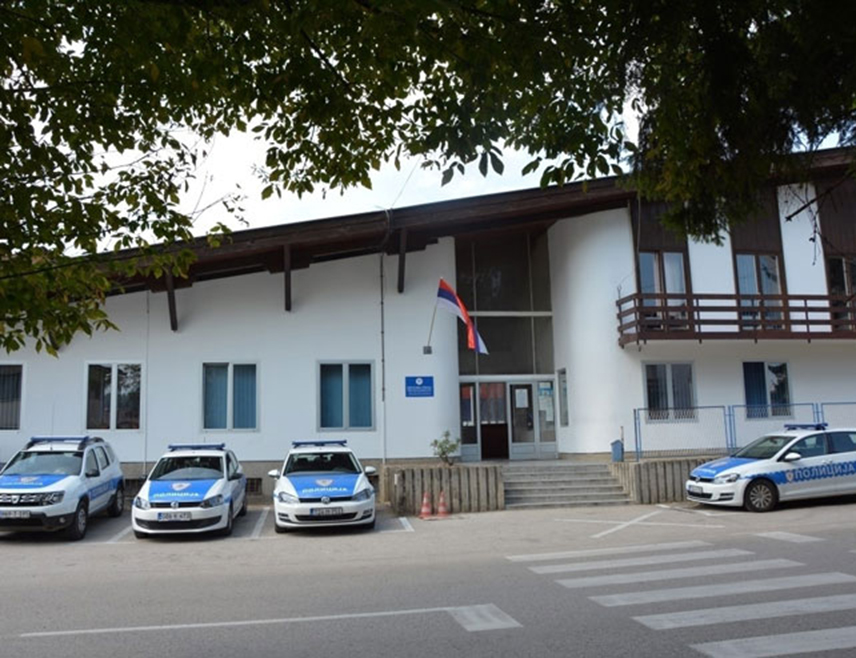 МРКОЊИЋ ГРАД, 6. ФЕБРУАРА /СРНА/ - Полиција у Језеру ухапсила је данас лица Е. З. за којим се трагала због више тешких крађа и лице С. Р. које се сумњичи да му је помагало у скривању.