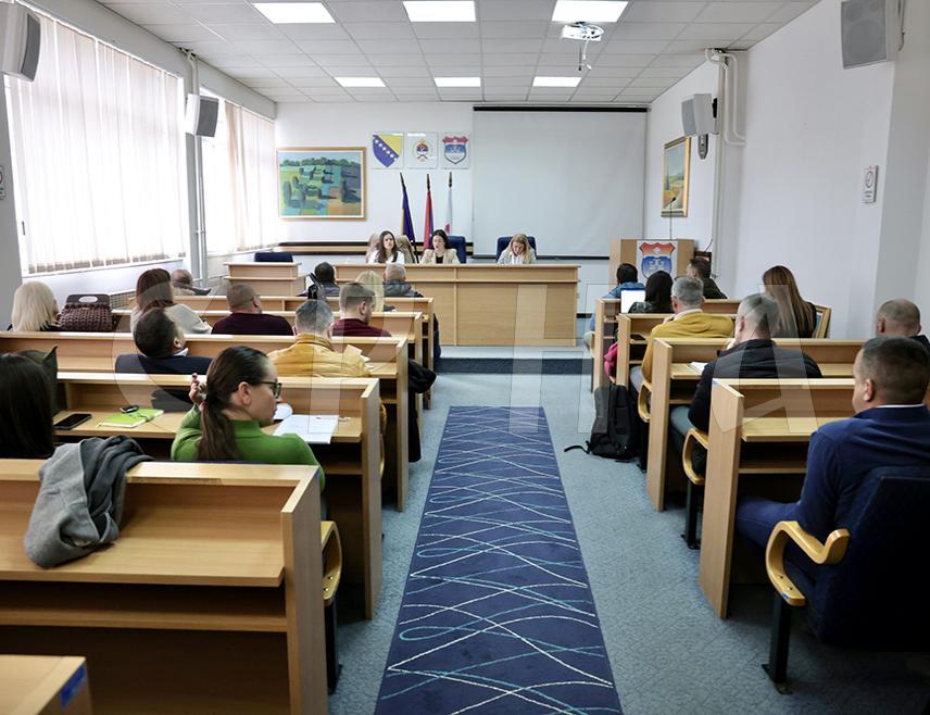 ПАЛЕ, 6. ФЕБРУАРА /СРНА/ - Министарство трговине и туризма организовало је данас на Палама и у Требињу јавне расправе о Нацрту Закона о туризму којим се, како је истакнуто, наставља рад на смањењу сиве зоне, јасно одређује туристичка дјелатност и уводи начело забране дискриминације приступа у туризму.