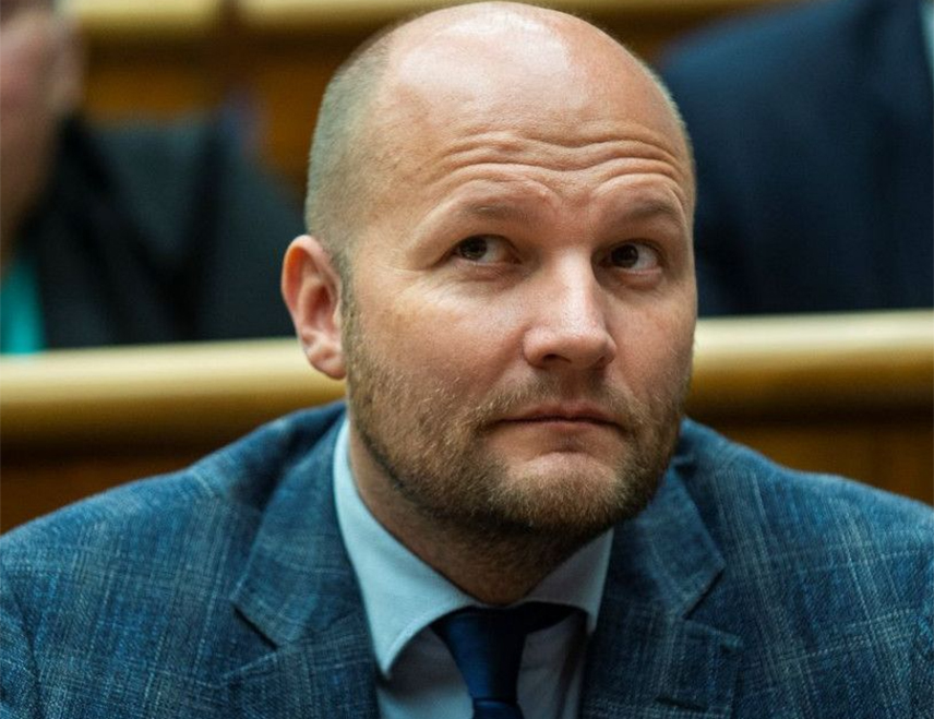 БРАТИСЛАВА, 6. ФЕБРУАРА /СРНА - РИА Новости/ - Бивши словачки министар одбране Јарослав Нађ обмануо је колеге у влади да би обезбједио њихову подршку за трансфер војне опреме Украјини, изјавио је замјеник премијера Роберт Калинак.