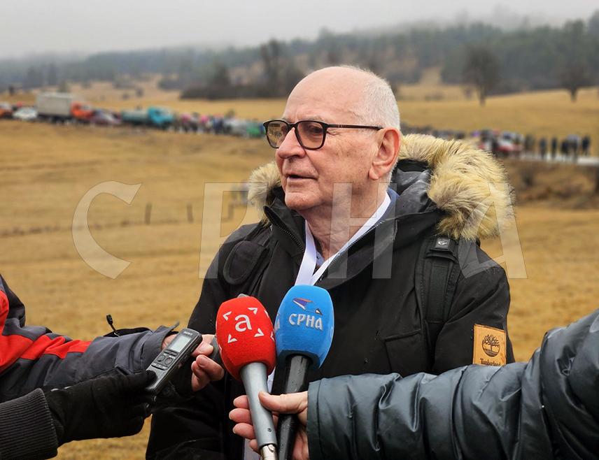 СОКОЛАЦ, 7. ФЕБРУАРА /СРНА/ - У селу Жљебови код Сокоца данас се снима једна од завршних сцена филма "Линија" која приказује библијски егзодус сарајевских Срба на крају Одбрамбено–отаџбинског рата, рекао је Слободан Стојановић, директор овог филма који инспирисан мотивима из "Ратног дневника" доктора Миодрага Лазића.