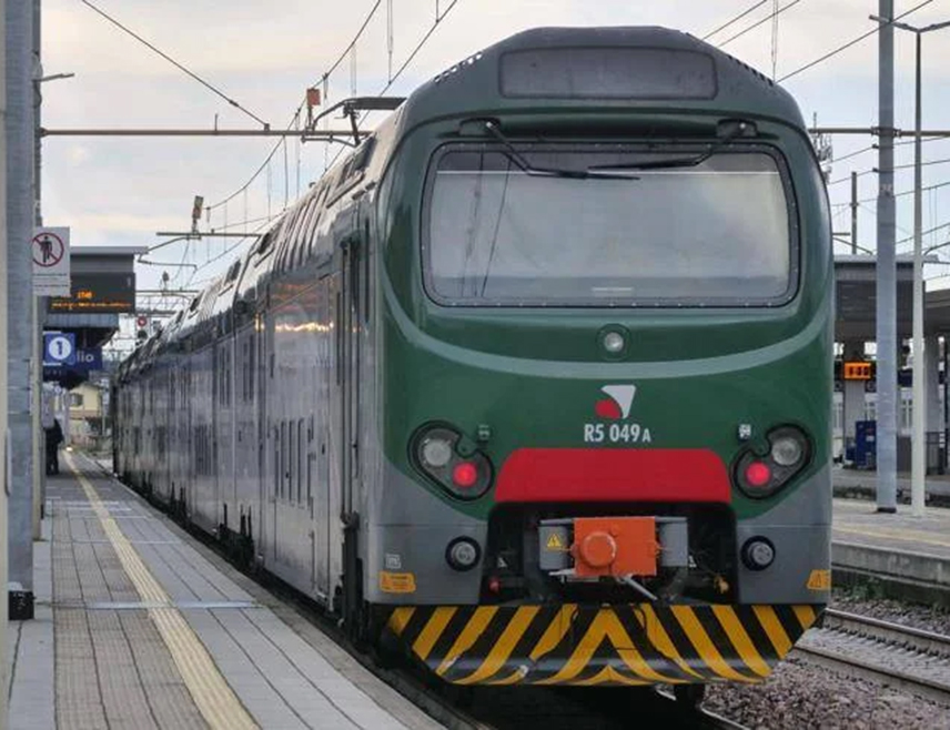 РИМ, 7. ФЕБРУАРА /СРНА-Ројтерс/ - Италијанска полиција саопштила је да су непознате особе запалиле жељезничку инфраструктуру у близини Болоње, што је изазвало велике поремећаје у жељезничком саобраћају током првог дана Зимских олимпијских игара.