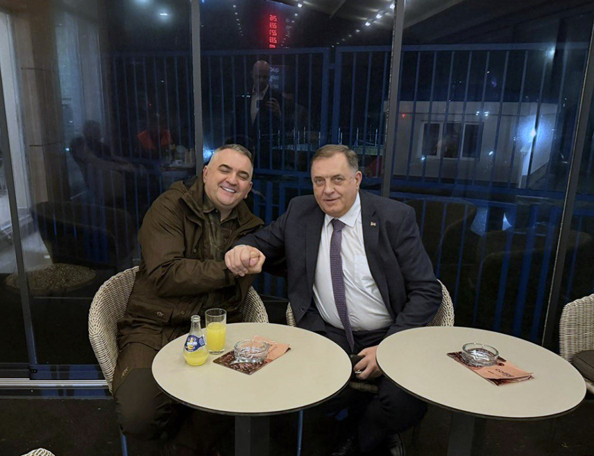 ШАМАЦ, 7. ФЕБРУАРА /СРНА/ - Предсједник СНСД-а Милорад Додик састао се вечерас у Шамцу са премијером Републике Српске Савом Минићем којег је упознао о својој посјети Сједињеним Државама.