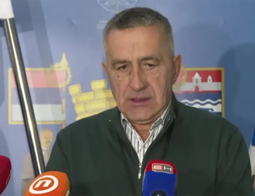 БАЊАЛУКА, 8. ФЕБРУАРА /СРНА/ - Једино бирачко мјесто у Бањалуци на којем ће данас бити одржани поновљени пријевремени избори за предсједника Републике Српске, у Шарговцу, отворено је на вријеме, а право гласа има 539 бирача, рекао је Срни предсједник Градске изборне комисије Дубравко Малинић.