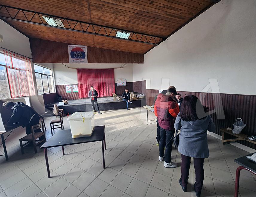 ПРИЈЕДОР, 8. ФЕБРУАРА /СРНА/ - На два бирачка мјеста у Приједору до 11.00 часова 
на поновљеним пријевременим предсједничким изборима за предсједника Републике Српске гласала су 274 грађанина или 18,74 одсто уписаних у бирачки списак, изјавио је предсједник Градске изборне комисије /ГИК/ Жељко Шкондрић.