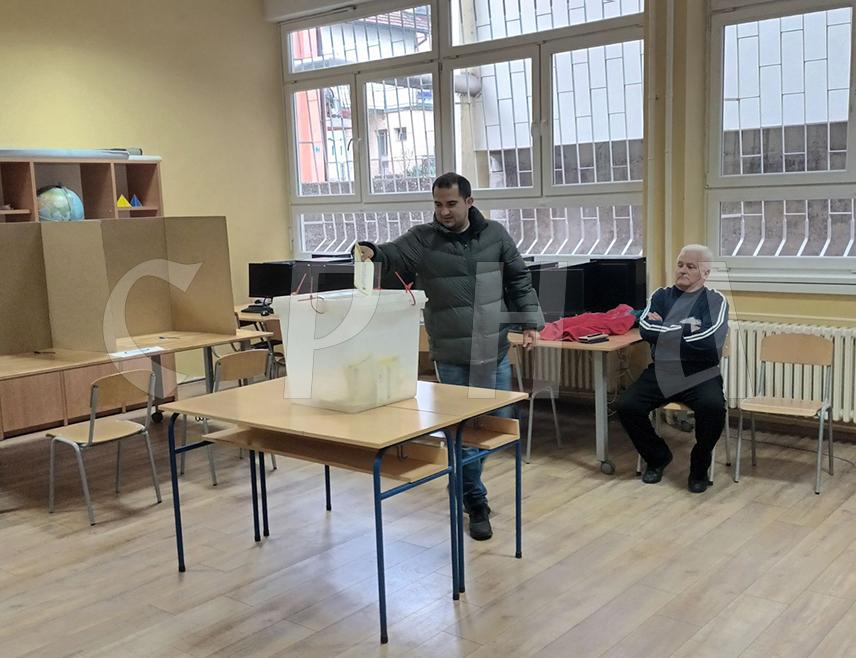 ЗВОРНИК, 8. ФЕБРУАРА /СРНА/ - На поновљене пријевремене изборе за предсједника Републике Српске на подручју Зворника до 11.00 часова гласало је 5.112 гласача или 14,7 одсто од укупног броја уписаних у бирачки списак.