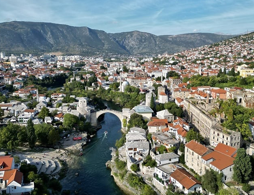 МОСTАР, 8. ФЕБРУАРА /СРНА/ - У Мостару је данас освануо графит "Смрт Хрватима", а из Градске управе су најоштрије осудили говор мржње, увредљиве поруке и симболе који вријеђају појединце или групе грађана, те нарушавају јавни ред, мир и суживот.