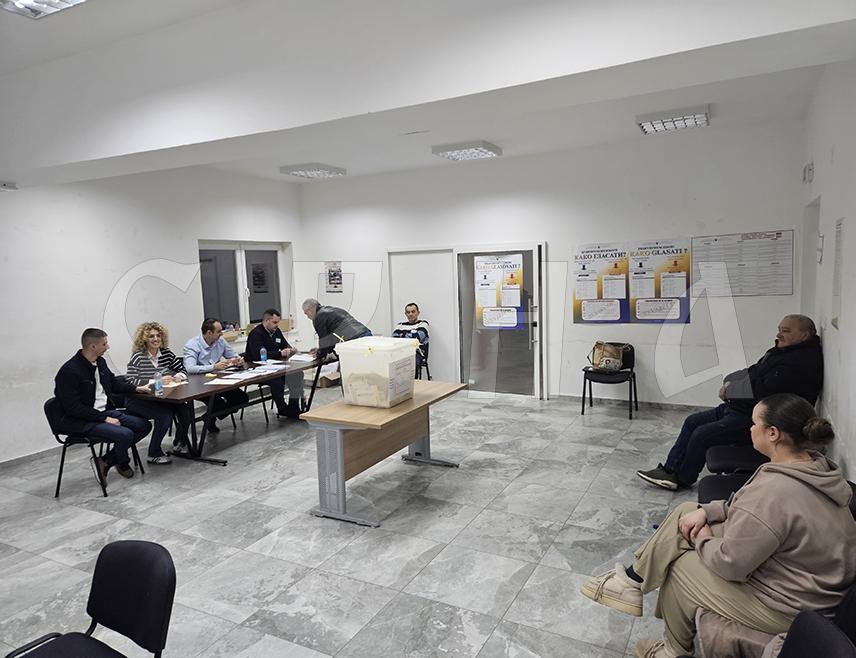 ПРИЈЕДОР, 8. ФЕБРУАРА /СРНА/ - У Приједору је на поновљеним пријевременим изборима за предсједника Републике Српске гласало 808 грађана или 55,27 одсто уписаних у бирачки списак, изјавио је предсједник Градске изборне комисије /ГИК/ Жељко Шкондрић.