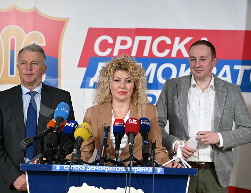 БАЊАЛУКА, 8. ФЕБРУАРА /СРНА/ - Посланик СДС-а у Народној скупштини Републике Српске Мирјана Орашанин сматра да је данашњи изборни дан у Републици Српској требало да буде стуб демократије, јер је изборни процес основа демократског друштва.