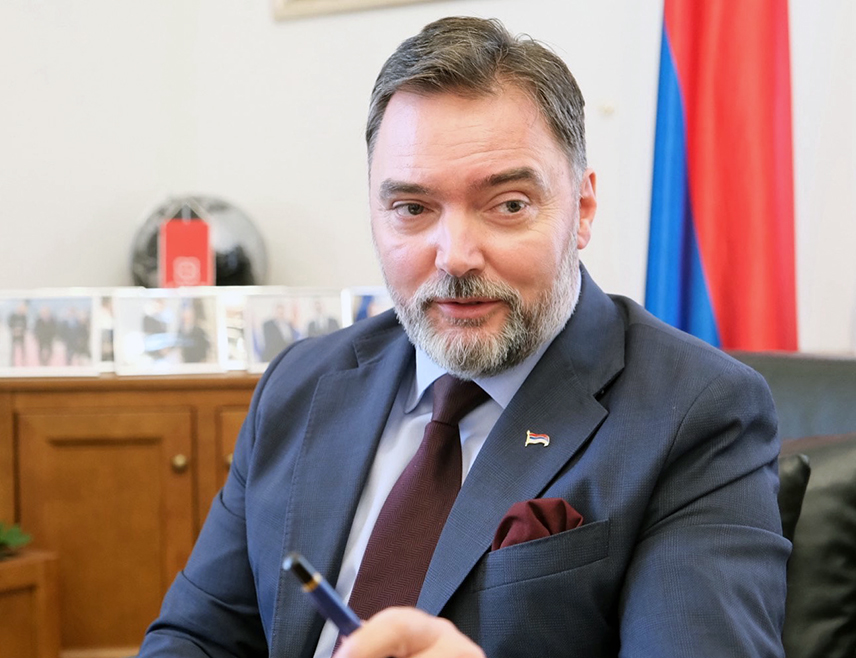 ИСТОЧНО САРАЈЕВО, 8. ФЕБРУАРА /СРНА/ - Српски народ не да власт издајницима, Кристијан Шмит и "Шмитовци" су поново поражени, изјавио је члан Предсједништва СНСД-а Сташа Кошарац.