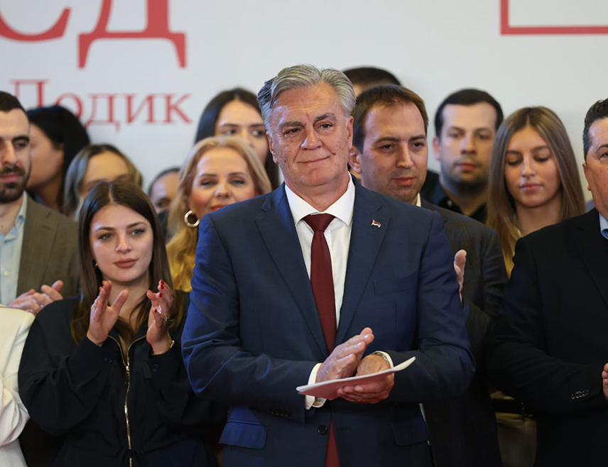 БАЊАЛУКА, 8. ФЕБРУАРА /СРНА/ - Новоизабрани предсједник Републике Српске Синиша Каран захвалио је предсједнику Републике Србије Александру Вучићу на снажној подршци.