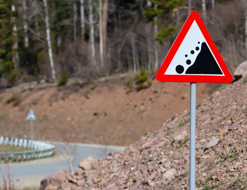 БАЊАЛУКА, 9. ФЕБРУАРА /СРНА/ - Коловози су јутрос мокри, а возачима се скреће пажња на одроне и маглу која мјестимично смањује видљивост у вишим предјелима и дуж ријечних токова, саопштено је из Ауто-мото савеза Републике Српске.