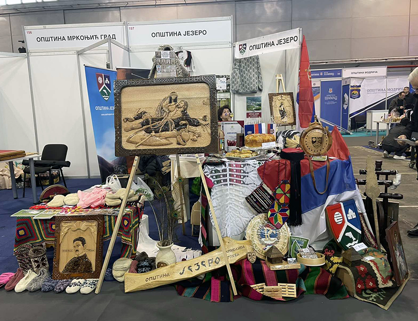 ЈЕЗЕРО, 9. ФЕБРУАРА /СРНА/ - Општине Језеро, Мркоњић Град и Рибник представиле су се на Седмом сајму завичаја у Новом Саду са домаћим производима и туристичком понудом свог краја.