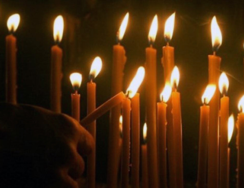 БИЈЕЉИНА, 14. ФЕБРУАРА /СРНА/ - Српска православна црква /СПЦ/ и вјерници обиљежиће данас Велике или Васкршње задушнице, као знак сјећања на све преминуле, када се посјећују гробља и прислужују свијеће на гробовима најближих и у храмовима.