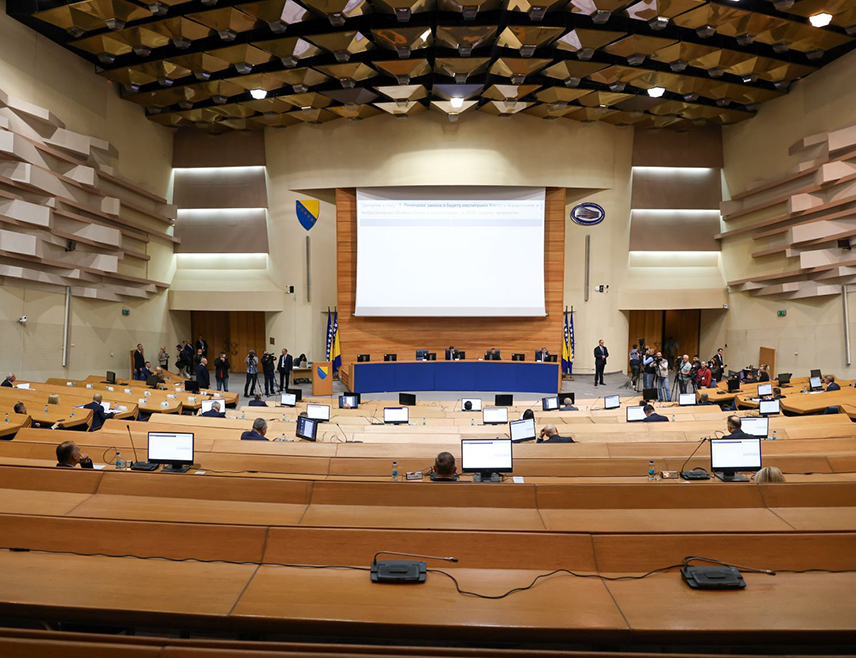 САРАЈЕВО, 9. ФЕБРУАРА /СРНА/ - Представнички дом Парламентарне скупштине БиХ требало би да у петак, 13. фебруара, расправља o приједлозима измјена закона о платама и накнадама запослених у институцијама, Оружаним снагама и полицијским агенцијама на нивоу БиХ, а на дневном реду је и документ Реформске агенде.