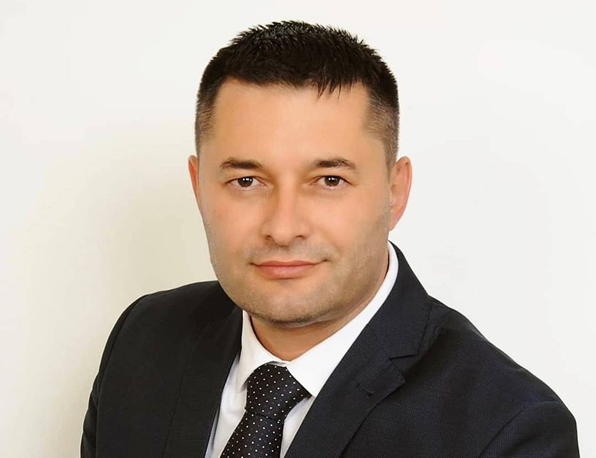 ПАЛЕ, 9. ФЕБРУАРА /СРНА/ - Посланик у Народној скупштини Ацо Станишић честитао је Синиши Карану побједу на поновљеним пријевременим изборима за предсједника Републике Српске, истакавши да је Српска побиједила у одбрани своје самосталности и опстанка.