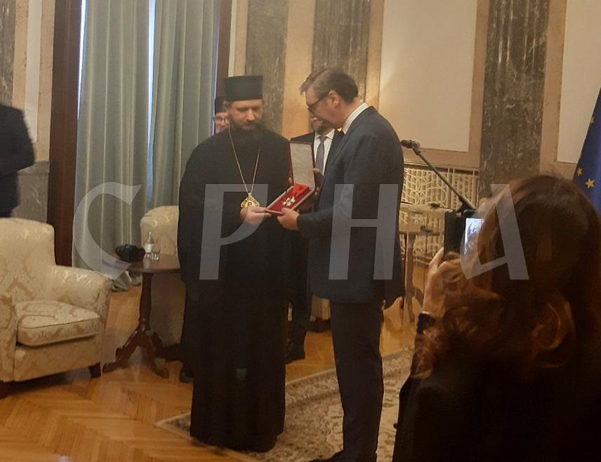 БЕОГРАД, 9. ФЕБРУАРА /СРНА/ - Епископ бихаћко-петровачки Сергије уручио је данас Орден Новомученика бихаћко-петровачких Александру Вучићу за показано доброчинство и велику љубав према Епархији и манастиру Рмањ, а том приликом је предсједник Србије најавио даљу помоћ.