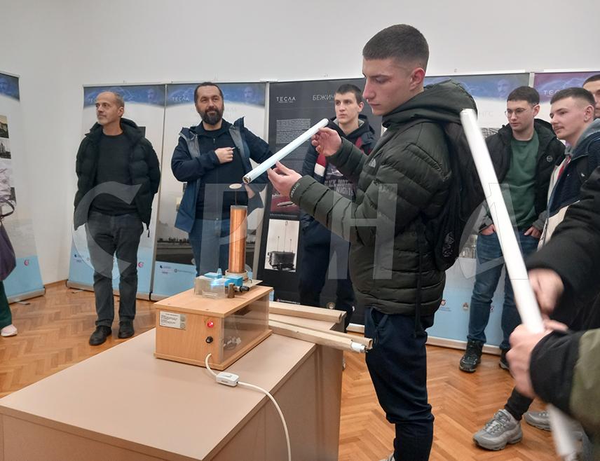ПРИЈЕДОР, 9. ФЕБРУАРА /СРНА/ - У Музеју Козаре у Приједору данас је у сарадњи са Савезом иноватора Републике Српске отворена изложба "Живот и дјело Николе Тесле", поводом 170 година од рођења великог српског научника.