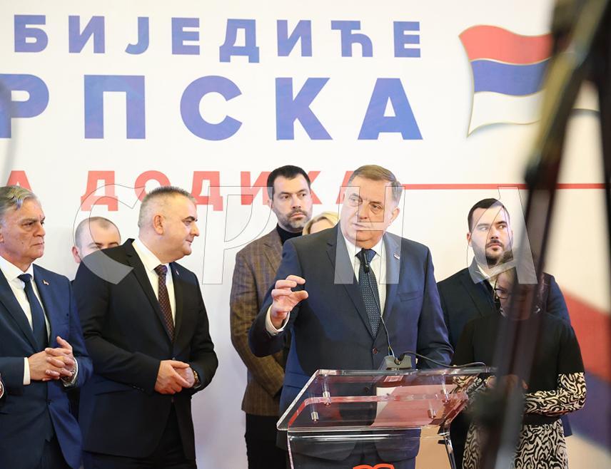 БАЊАЛУКА, 9. ФЕБРУАРА /СРНА/ - Лидер СНСД-а Милорад Додик поручио је да ће Република Српска ставити на дневни ред суверенистичке одлуке, јер су Дејтонски мировни споразум и Устав БиХ срушени до мјере да ниједан политички дијалог или акција не могу то санирати.