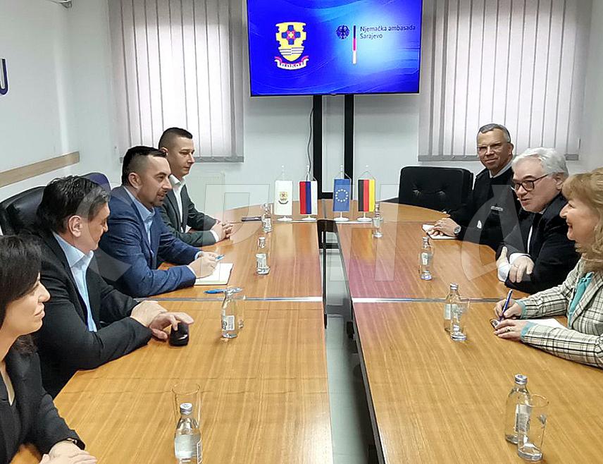 ДОБОЈ, 9. ФЕБРУАРА /СРНА/ - Влада Њемачке обезбиједиће 500.000 евра за побољшање услова рада у касарни Оружаних снага БиХ "Војвода Радомир Путник" у добојском насељу Миљковац, најављено је на данас састанку у Добоју.