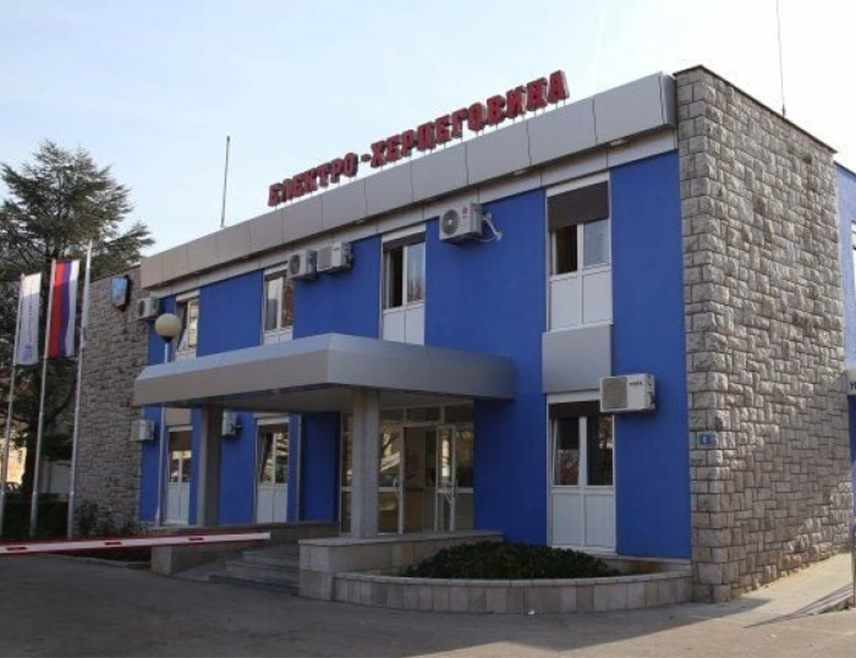 TРЕБИЊЕ, 9. ФЕБРУАРА /СРНА/ - Потрошачи на подручју Tребиња који се снабдијевају електричном енергијом преко далековода "Црнач" сутра због радова неће имати струју, саопштено је из предузећа "Електро-Херцеговина".
