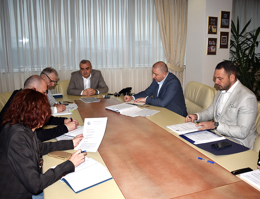 БАЊАЛУКА, 9. ФЕБРУАРА /СРНА/ - Министар саобраћаја и веза Републике Српске Зоран Стевановић и руководства Хидроелектране "Бистрица", "Путева Српске", "Електропривреде", надзорних органа и пројектаната данас су на састанку о обустави обраћаја на путу Фоча - Трново истакли да је фокус на хитном приступању рјешавању проблема, санацији клизишта и моста и стварању услова за безбједно поновно успостављање саобраћаја.