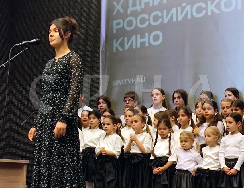 БРАТУНАЦ, 9. ФЕБРУАРА /СРНА/ - У Дому културе у Братунцу вечерас су свечано отворени јубиларани 10. "Дани руског филма" и премијерно је приказан филм аутора Бошка Козарског о грофу Сави Владиславићу, Србину из Херцеговине који је службовао на руском царском двору.