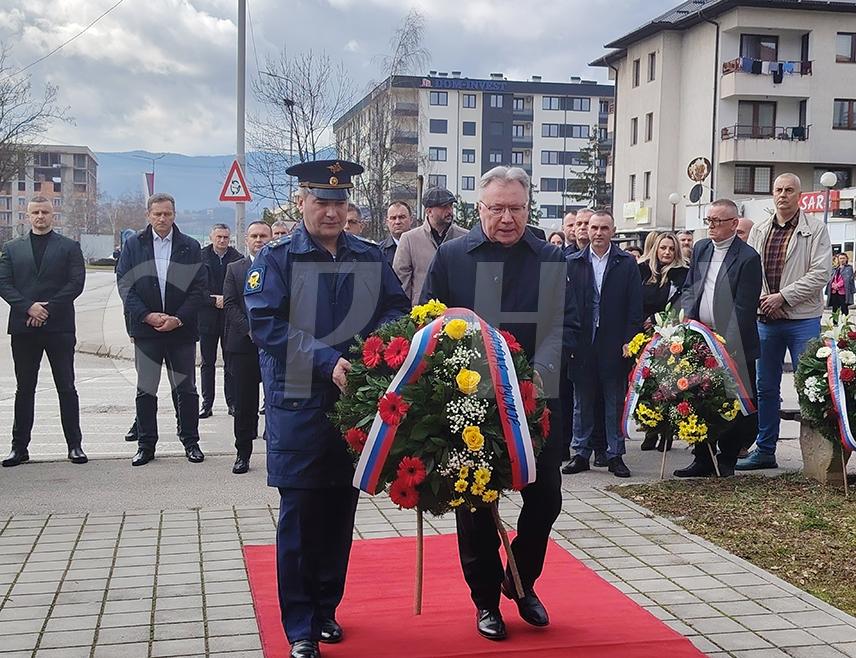 ИСТОЧНО САРАЈЕВО, 10. ФЕБРУАРА /СРНА/ - Руска Федерација стратешке односе са Републиком Српском намјерава јачати у свим сферама, рекао је руски амбасадор Игор Калабухов у Источном Сарајеву гдје је положио вијенац на споменик бившем амбасадору Русије при УН Виталију Чуркину.