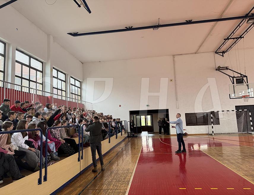 БАЊАЛУКА, 10. ФЕБРУАРА /СРНА/ - Јединица за високотехнолошки криминалитет Управе криминалистичке полиције МУП-а Републике Српске годишње има неколико десетина случајева кривичних дјела у вези са злоупотребом дјеце, односно њихових фотографија или видео-материјала који се размјењују посредством платформи за комуникацију, изјавио је начелник ове јединице Оливије Зимоња.