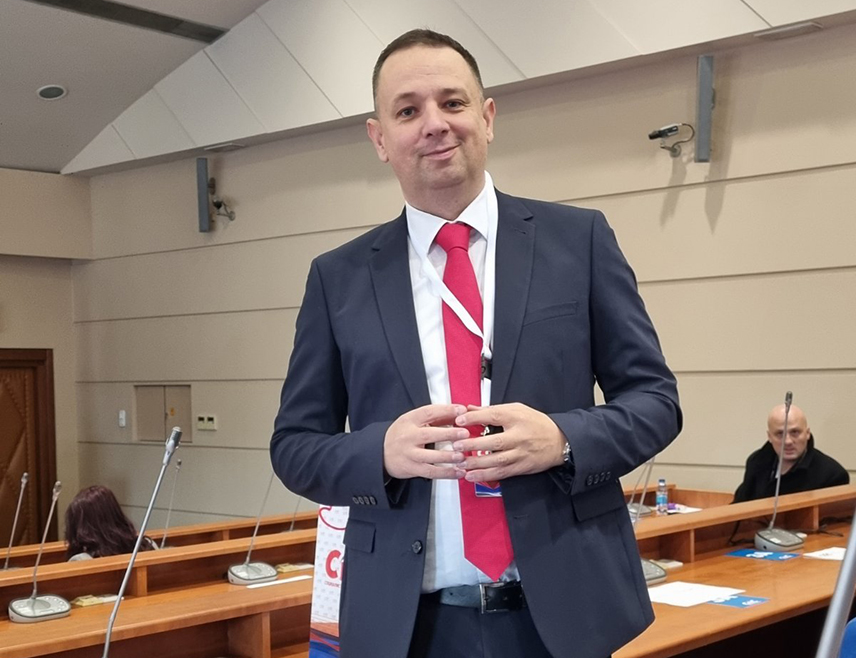 БАЊАЛУКА, 10. ФЕБРУАРА /СРНА/ - Ко губи има право да се љути, али не и да се, попут највиших представника опозиције инаџијски, пријесним лажима окоми на сопствени народ, то јесте на родитеље који су, како они тврде, "гласом за Синишу Карана изабрали за сопствену дјецу да сутра плаћају скупљу струју", изјавио је члан Главног одбора СПС-а Бојан Ћосић.