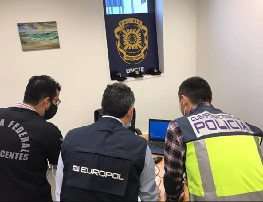 БРИСЕЛ, 10. ФЕБРУАРА /СРНА-Ројтерс/ - Европол је саопштио да је разбијена криминална мрежа која је шверцовала кокаин из Јужне Америке на Исланд, при чему је ухапшено 24 људи.