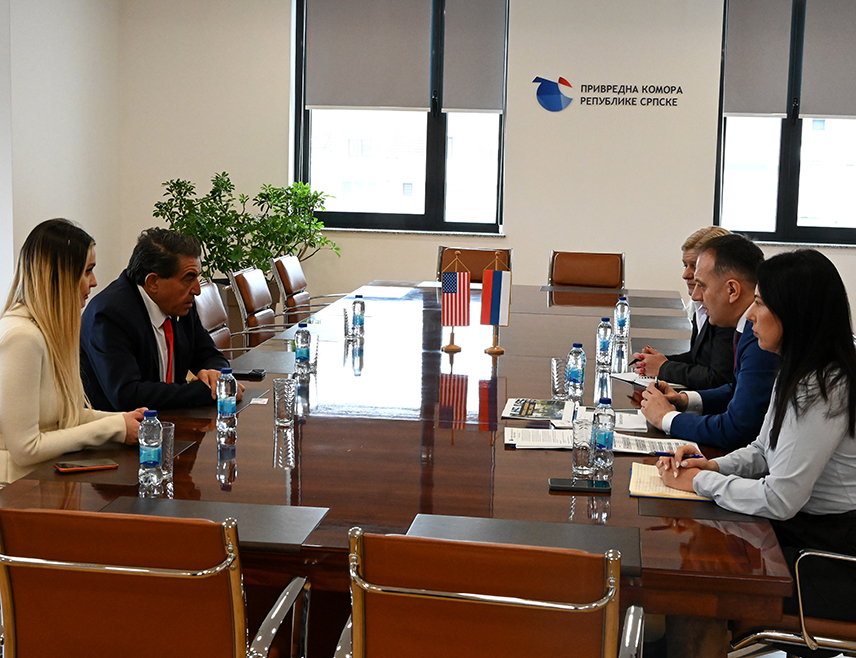 БАЊАЛУКА, 10. ФЕБРУАРА /СРНА/ - На састанку предсједника Привредне коморе Републике Српске Горана Рачића са специјалним представником САД за глобалну сарадњу Паолом Замполијем наглашене су могућности за улагања у енергетски сектор, укључујући соларне пројекте, хидроенергетске пројекте, као и потенцијале рударства као стратешке гране од посебног интереса за стране инвеститоре.