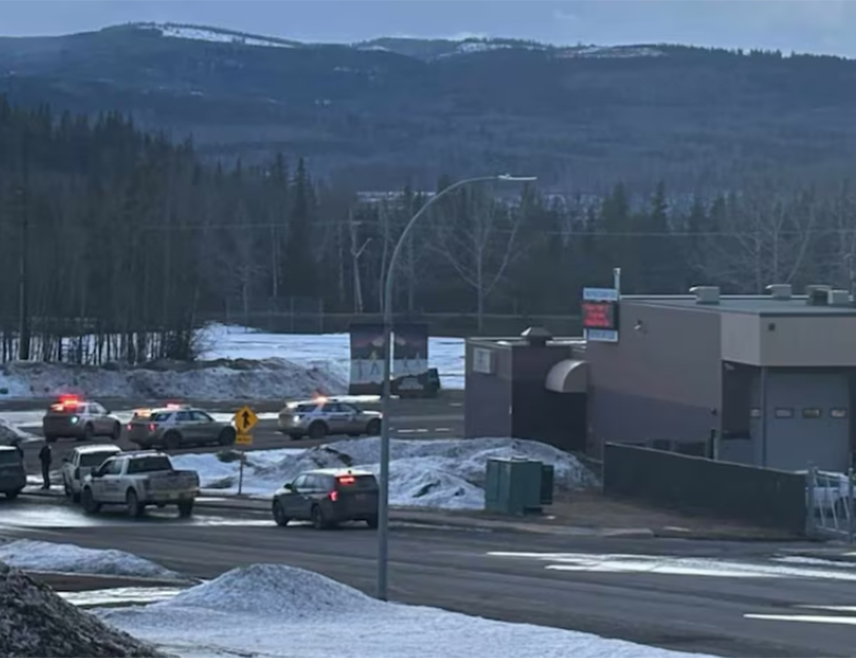 ОТАВА, 11. ФЕБРУАРА /СРНА/ - Најмање 10 особа је погинуло, укључујући и нападача, у пуцњави у средњој школи, у провинцији Британска Колумбија, у западној Канади, саопштено је из полиције.