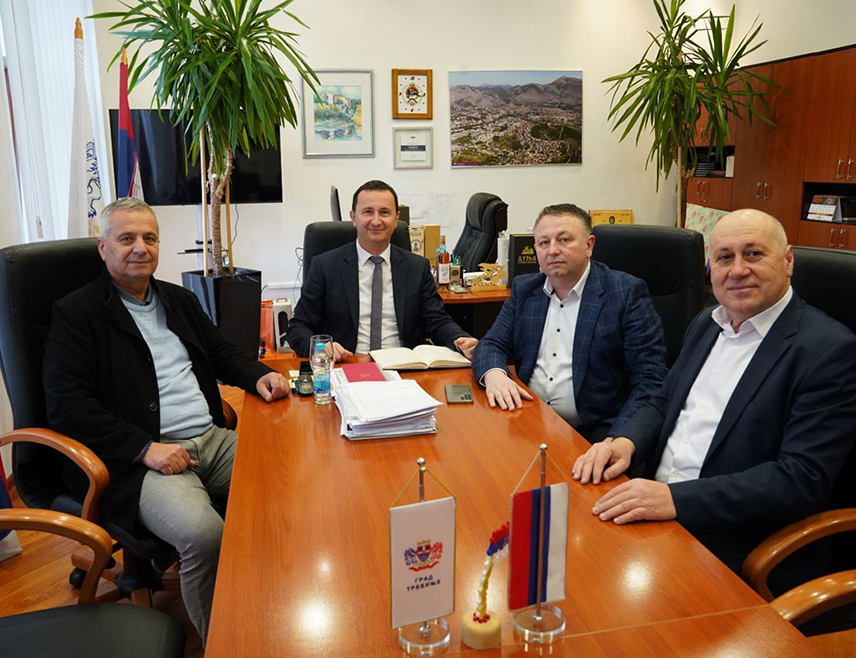 БАЊАЛУКА, 11. ФЕБРУАРА /СРНА/ - Вршилац дужности директора Републичког секретаријата за расељена лица и миграције Слађан Јовић разговарао je са представницима Срба у три локалне заједнице - Мостару, Стоцу и Равном, те навео да положај Срба у ФБиХ није добар и да су ослоњени на институције Републике Српске које им и даље помажу бројним пројектима.