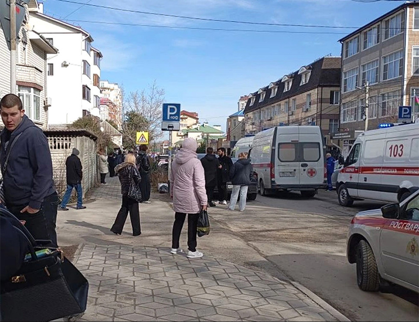 МОСКВА, 11. ФЕБРУАРА /СРНА/ - Школски стражар погинуло је у пуцњави у техничкој школи у граду Анапи, у Краснодарском крају у Русији, рекао је гувернер Венијамин Кондратјев.