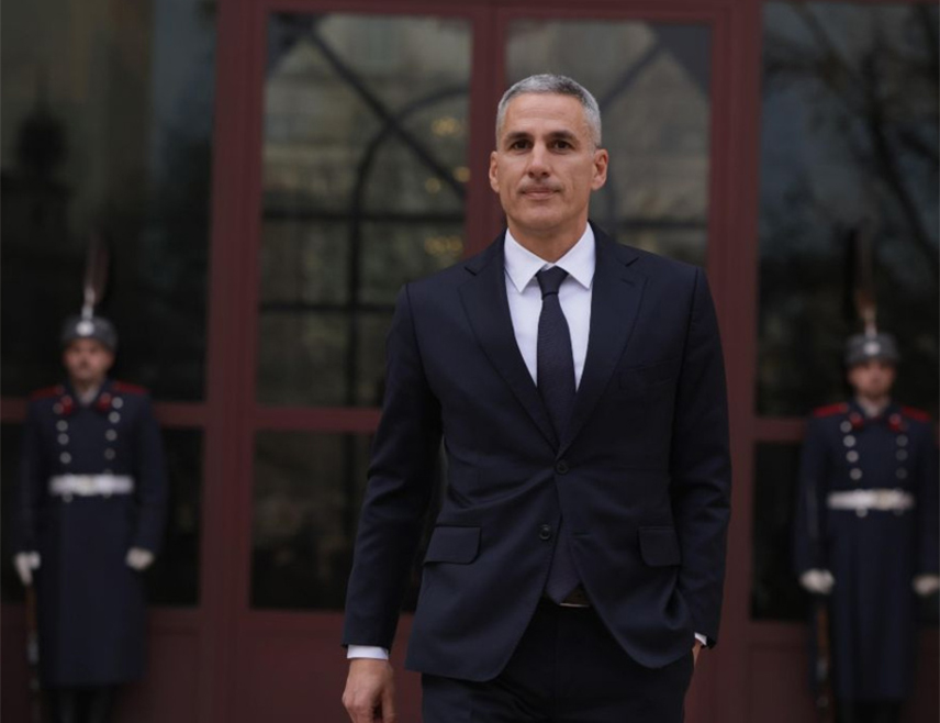 СОФИЈА, 11. ФЕБРУАРА /СРНА-Ројтерс/ - Бугарски предсједник Илијана Јотова именовала је замјеника гувернера централне банке Андреја Ђурова за вршиоца дужности премијера, саопштено је из предсједничког кабинета.