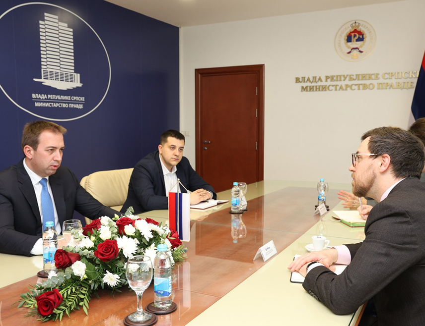 БАЊАЛУКА, 11. ФЕБРУАРА /СРНА/ - Министар правде Републике Српске Горан Селак поручио је у разговору са британским званичницима да је затварање ОХР-а и одлазак страних судија из Уставног суда БиХ питање пуне уставне зрелости и суверености домаћих институција, те да се само на основу унутрашњег договора конститутивних народа и ентитета може градити одржив политички систем.