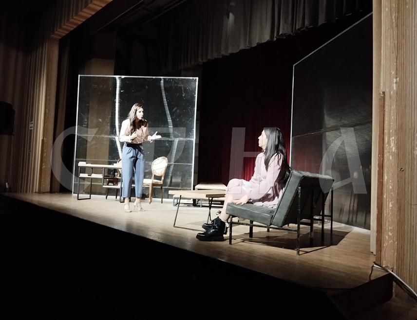 БИЛЕЋА, 11. ФЕБРУАРА /СРНА/- Представу "Народни посланик" Бранислава Нушића у режији Горана Булајића вечерас је у Билећи извело Никшићко позориште.