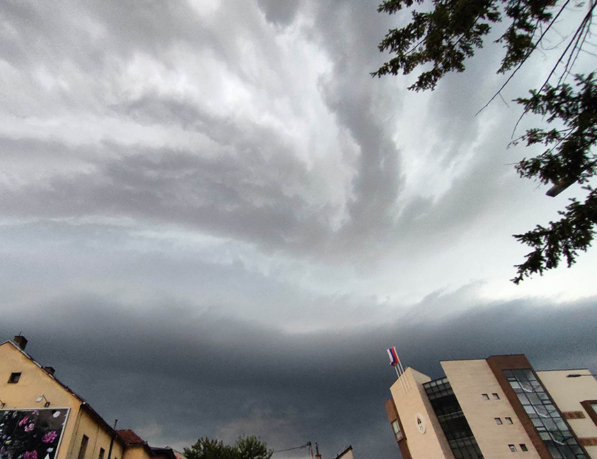 БИЈЕЉИНА, 12. ФЕБРУАРА /СРНА/ - У Републици Српској и ФБиХ од средине дана очекује се наоблачење, а на југу и западу повремено киша.