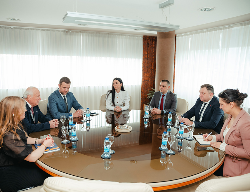 БАЊАЛУКА, 12. ФЕБРУАРА /СРНА/ - Министар унутрашњих послова Републике Српске Жељко Будимир разговарао је данас са аустријским професором Јоргом Хофрајтером којем је захвалио на континуираној подршци коју већ двије године пружа ученицима Средње школе унутрашњих послова реализујући курс њемачког језика и тако доприносећи јачању њихових вјештина и способности.