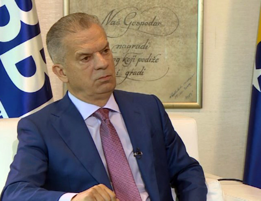 САРАЈЕВО, 12. ФЕБРУАРА /СРНА/ - Лидер СНСД-а Милорад Додик и српски члан Предсједништва БиХ Жељка Цвијановић на међународном плану су декласирали двојац бошњачког члана Предсједништва Дениса Бећировића и министра иностраних послова у Савјету министара Елмедина Конаковића, рекао је лидер Савеза за бољу будућности /СББ/ Фахрудин Радончић.