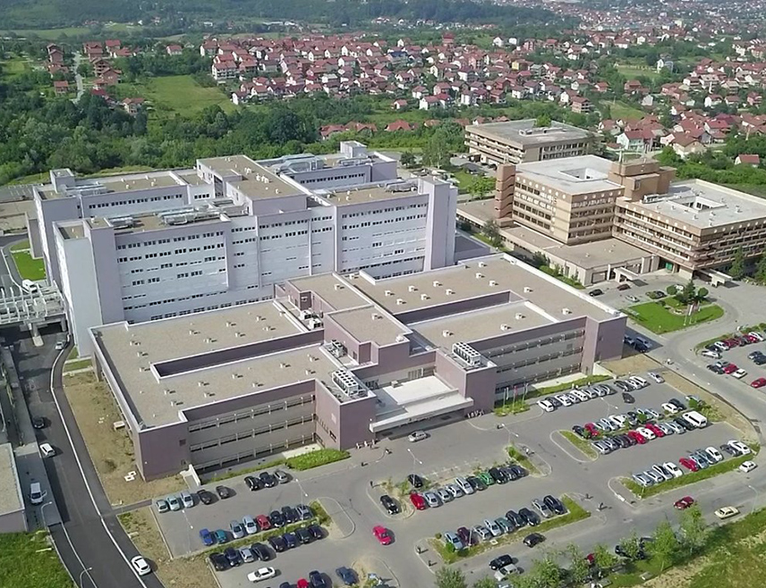 БАЊАЛУКА, 12. ФЕБРУАРА /СРНА/ - Бањалучкој полицији пријављено је јутрос да је непозната жена пала са зграде Универзитетског клиничког центра /УКЦ/ Републике Српске, а у току је увиђај, речено је Срни у Полицијској управи Бањалука.