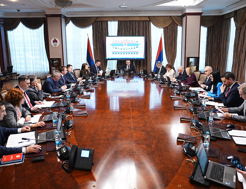 БАЊАЛУКА, 12. ФЕБРУАРА /СРНА/ - Влада Републике Српске донијела је данас на одлуку о изради стратегије развоја жељезничког саобраћаја за период 2027-2034. година и измијенила и допунила уредбу о давању у закуп жељезничке инфраструктуре.